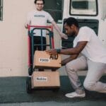 Gdzie zgłosić chęć wolontariatu w kryzysie i jak się przygotować Wolontariusze pakują pudełka z żywnością i lekami dla poszkodowanych