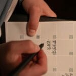 Osoba planuje tydzień szkolnych działań charytatywnych w kalendarzu