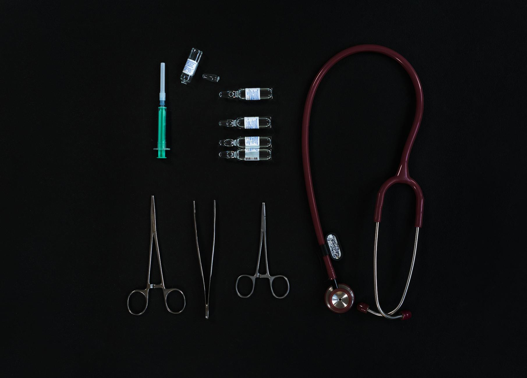 Co dzieje się z pieniędzmi z WOŚP? Prosto o zakupach sprzętu Sprzęt medyczny na stole: stetoskop, strzykawka i narzędzia