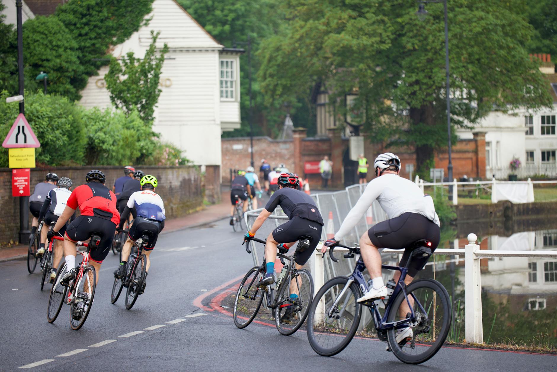 Rowerzyści biorą udział w charytatywnym rajdzie wśród zieleni