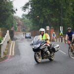 Największe fundacje świata i ich realny wpływ Rowerzysta i motocyklista na charytatywnym rajdzie w malowniczej okolicy