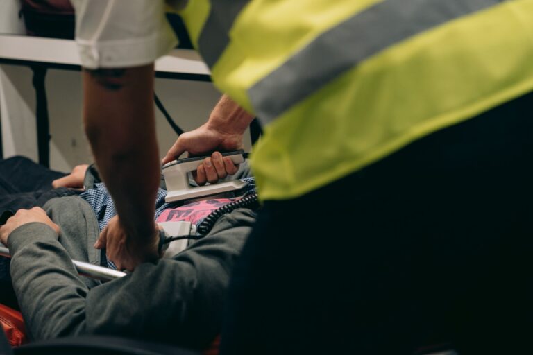 Defibrylator AED w przestrzeni publicznej – jak go użyć i czy można zaszkodzić poszkodowanemu?